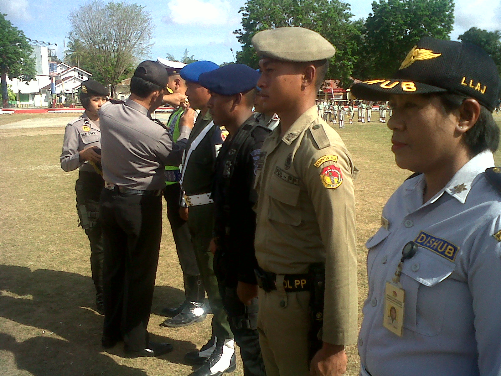 Tampak Kapolres menyematkan pita operasi kepada personil polisi, TNI dan pihak terkait lainnya.