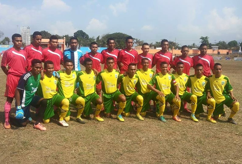 Tim Persema Malaka pose bersama tim sepak bola Manggarai
