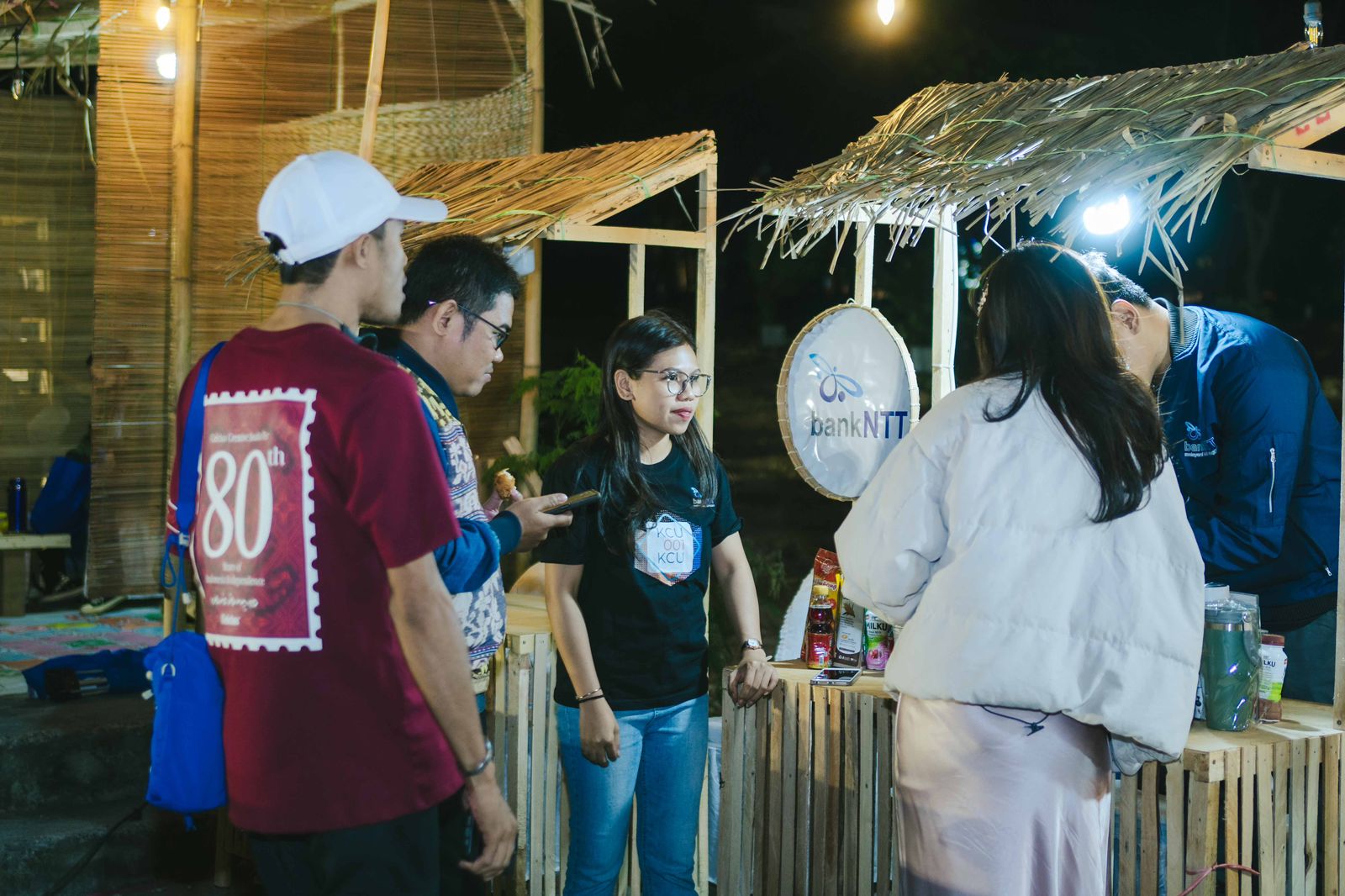 Pasar QRIS 2025 di Kota Kupang ramai dikunjungi. Terlihat salah satu stan Bank NTT yang dikunjungi warga.