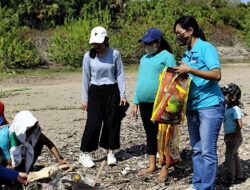 Peduli Lingkungan, Angkasawan RRI Atambua Bersihkan Pantai