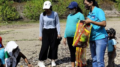 Peduli Lingkungan, Angkasawan RRI Atambua Bersihkan Pantai
