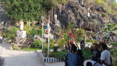 Taman Doa A Jesus Por Maria Atapupu Disesaki Pengunjung