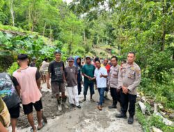 Selain Dengar Aspirasi, Wakil Rakyat Dapil Belu 3 Ini Juga Gotong Royong Rabat Jalan di Batas Dua Desa
