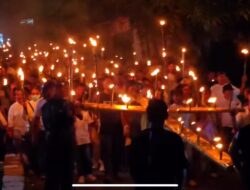 Jemaat Polycarpus Atambua Semarakkan Paskah dengan Pawai Obor