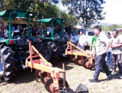 Serahkan Dua Traktor ke Lewalutolus, Bupati Belu Apresiasi Penjabat Kades