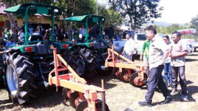 Serahkan Dua Traktor ke Lewalutolus, Bupati Belu Apresiasi Penjabat Kades